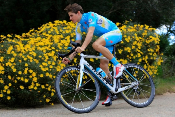 Jakob Fuglsang, uno de los fichajes de Astana luce su nuevo maillot y su nueva bicicleta